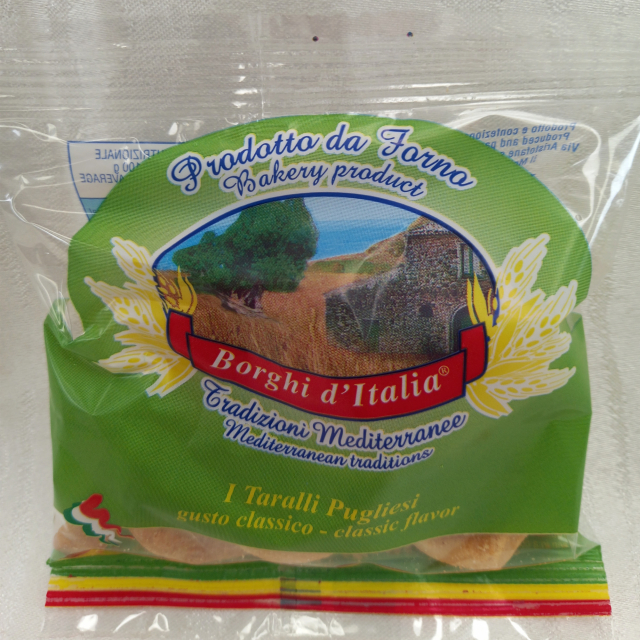 I taralli sono  preparati con un impasto a base di farine di grano selezionato, vino bianco, il miglior olio extra vergine d’oliva. Prodotto tipico pugliese, è reso originale dalla sua friabilità che lo rende stuzzicabile ai più esigenti palati. Taralli 4
