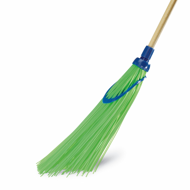 scopa in plastica verde senza manico con ghiera con struttura a zampa di lepre. Maneggevole, resistente nel tempo. Ideale per operatori ecologici, giardinaggio, hobbystica, imprese stradali, cantieri edili, industria. Con filato ingabbiato su supporto pla