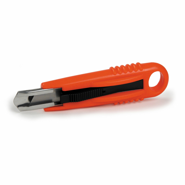 CONFORME ALLE NORME EUROPEE DI ANTINFORTUNISTICA. IL SISTEMA DI RITRAZIONE A MOLLA PROVOCA L'IMMEDIATO RIENTRO DELLA LAMA ALL'INTERNO DELL'IMPUGNATURA QUANDO VIENE A MANCARE IL CONTATTO TRA LA LAMA E IL MATERIALE. SISTEMA DI SICUREZZA CONTRO POSSIBILI INC