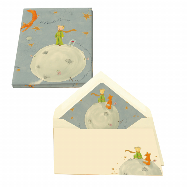 Biglietti e buste realizzate in carta color avorio con stampe a tema e decorazioni in oro in polvere.