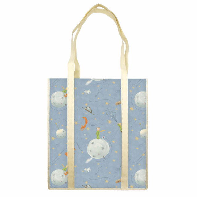 Shopper con manici e soffietto. Dim. 35x40x8cm. Collezione realizzata utilizzando carta lavabile a mano, ottenendo prodotti che durano nel tempo e a prova di macchia. Carta da 100gr.