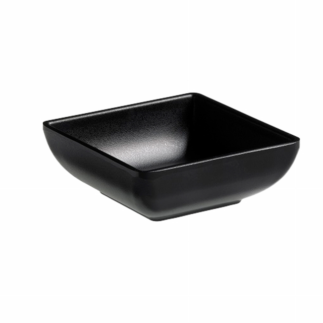Ciotola quadrata in melamina nera, 7,5x 7,5x2,7 h.cm Peso netto 35gr. Capacità: 60 ml Colore Nero. 100% Melamina, prodotto idoneo al contatto con tutti i tipi di alimenti (T max70°C). Articolo lavabile in lavastoviglie; Da non utilizzare con utensili tagl