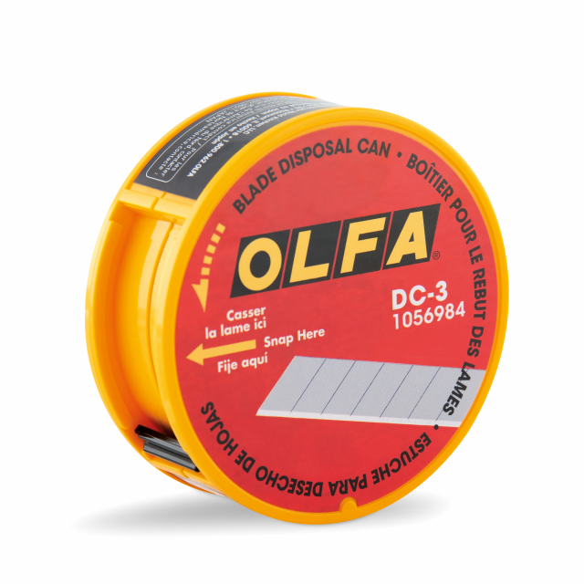 Pratico contenitore per lame Olfa tascabile per uno smaltimento veloce e sicuro della lama. Lo sportello a serrandina in plastica nera si apre e si chiude con un pollice per un facile smaltimento e copre in modo sicuro la fessura della lama quando non è i