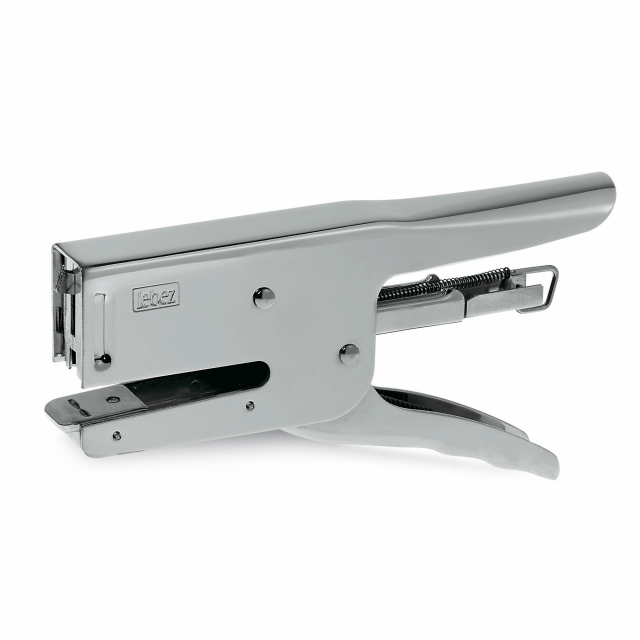 Cucitrice a pinza 501 interamente in metallo. Carica punti posteriore. Capacità di cucitura: 16fogli. Profondità di cucitura 50mm. Utilizza punti 24/6. Garanzia 2 anni.
