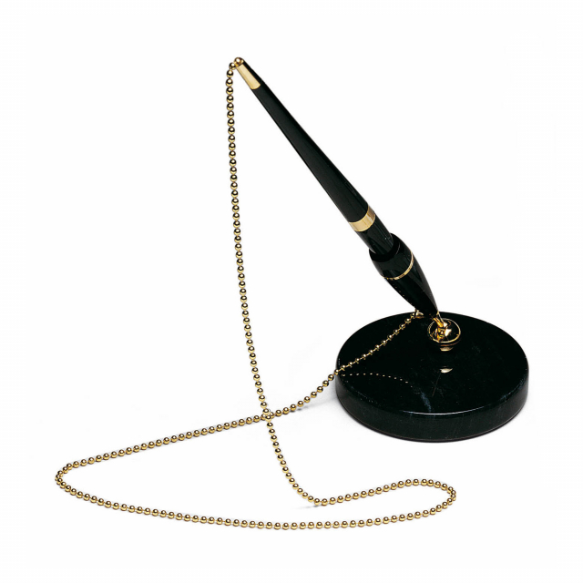 Stiloforo completo con base adesiva in marmo nero e catenella dorata. Diametro della base: 75 mm. Refill di ricambio nero: cod. 47874.