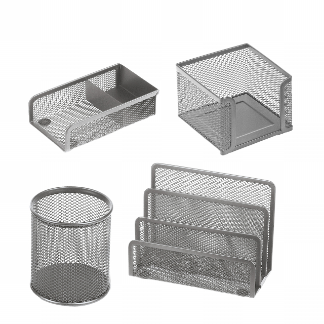 Set scrivania in rete metallica, composto da 4 accessori: sparticarte, cubo portamemo, portapenne e portafermagli.