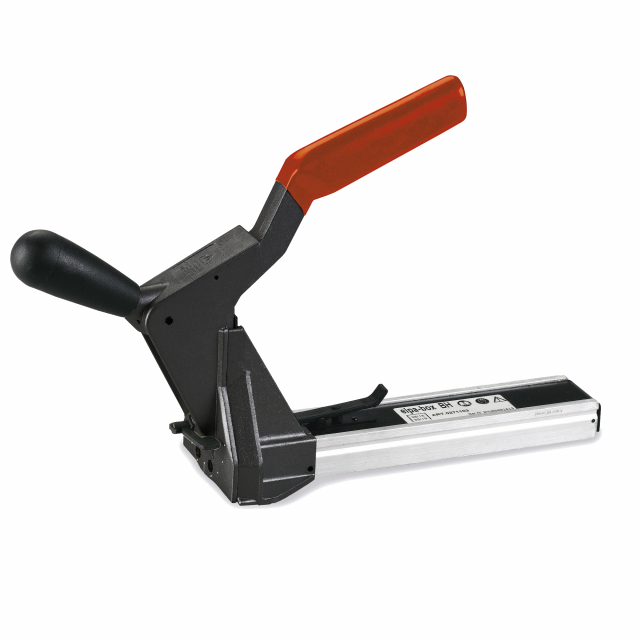 Aggraffatrice manuale per la chiusura di scatole in cartone ondulato, studiata per garantire con un minimo sforzo elevate prestazioni in fase di chiusura dei cartoni. Nella zona anteriore del corpo è stata applicata una manopola che rende l’attrezzo più m