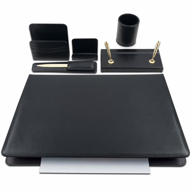 Set scrittoio in similpelle morbido composto da 6 accessori: sparticarte, bicchiere portapenne, portabiglietti da vista, apribusta con custodia, base portastilofori e sottomano doppio 50x35cm.
Colore: nero.