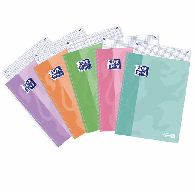 Maxi spiralato A4+ con copertina in cartoncino flessibile in 5 colori pastello: celeste, cipria, smeraldo, pesca e glicine. Spirale di colore bianco. 120 pagine con microperforazione e 4 fori, rigatura 4mm, 5mm e 1R. Carta Optik Paper® da 90 g., bianchiss