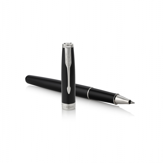 Elegante penna laccata lucida color nero intenso con finiture rodate. Roller fornita con refill standard. Fornita con esclusivo astuccio Parker.