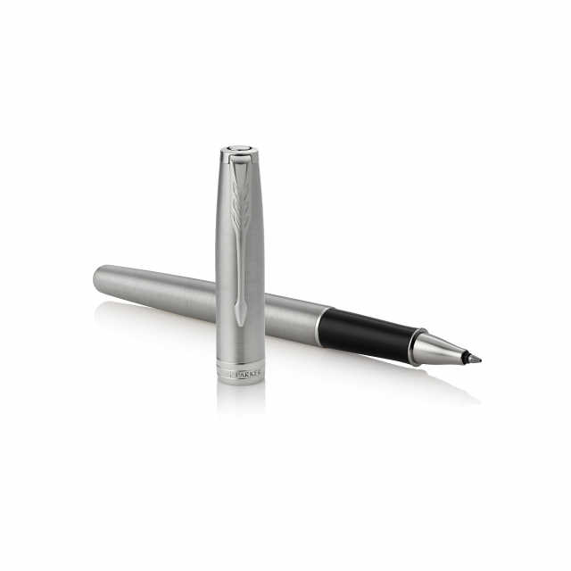 Elegante penna con finiture in acciaio inossidabile con effetto metallo spazzolato. con finiture in palladio sui puntali e pennino in acciaio inossidabile. Fornita con refill standard. Fornita con esclusivo astuccio Parker.