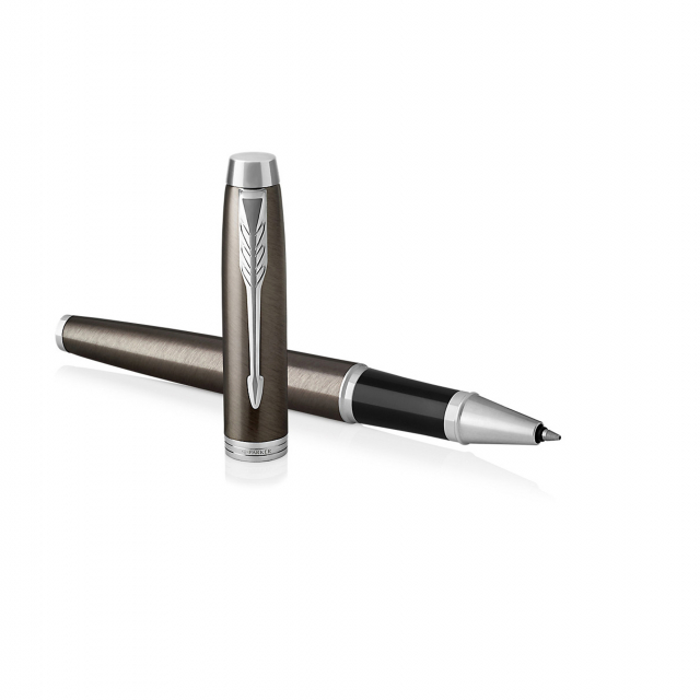 IMPUGNATURA, CLIP E PULSANTE IN ACCIAIO INOX E GUAINA COLORATA. INCLUSO REFILL STANDARD NERO . FORNITA CON ESCLUSIVO ASTUCCIO PARKER.