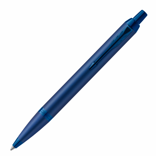 Penna Parker in acciaio inossidabile con finiture mattate blu e completata con finiture cromate. Confezionata in elegante astuccio regalo. Fornita con refill colore blu.