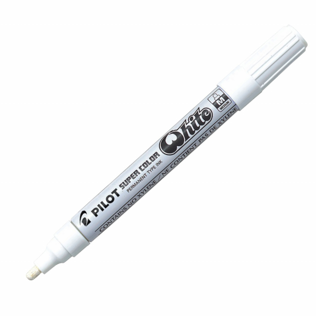Marcatore con inchiostro a vernice priva di xilene. Resitente agli agenti esterni. Fusto in metallo e punta in fibra di acrilico.
Punta tratto da 2mm. Colore: bianco.