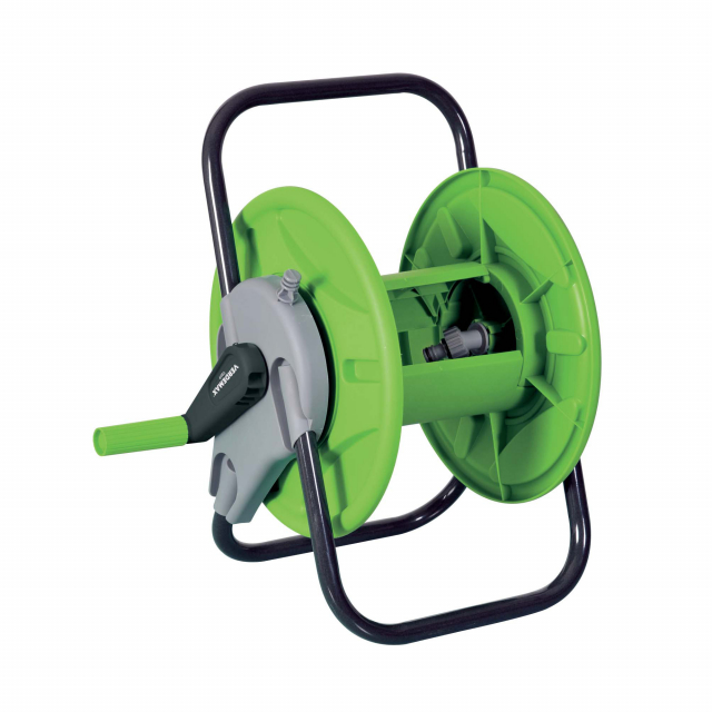 La struttura di supporto dell'avvolgitubo è in acciaio verniciato nero. Il tamburo, gli inserti telaio e la manovella in materiale plastico di ottima qualità. In dotazione due raccordi per attacchi tubo. Dimensioni: H44 x P40 x L33cm.  Puoi completare l'a
