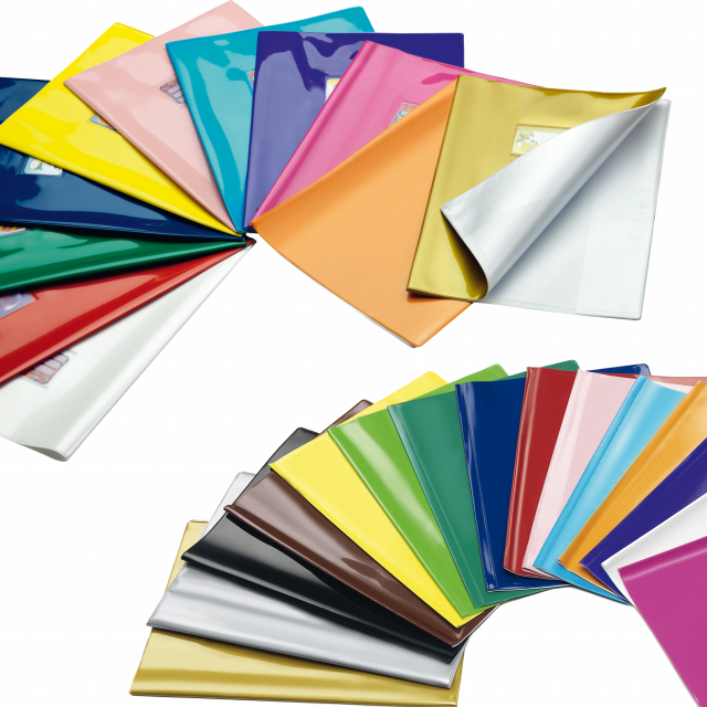 Coprimaxi universale con alette salva-angoli e tasca portanome. Prodotto in PVC spessore 350mic.