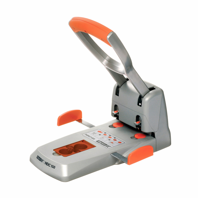 Perforatore HDC150 a 2 fori passo 8cm con guida regolabile. Impugnatura ergonomica in gomma antiscivolo e centratura automatica della carta riducono al minimo la forza necessaria per la perforazione. Foro da 5,5mm.