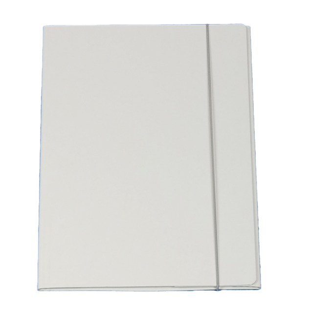 Cartella a 3 lembi Starline in cartone plastificato dai colori brillanti. Dorso cordonato. Chiusura con elastico di colore grigio chiaro. Struttura in cartoncino 600g/m² rivestito da una pellicola lucida in PP. Robusta e resistente ideale per conservare,