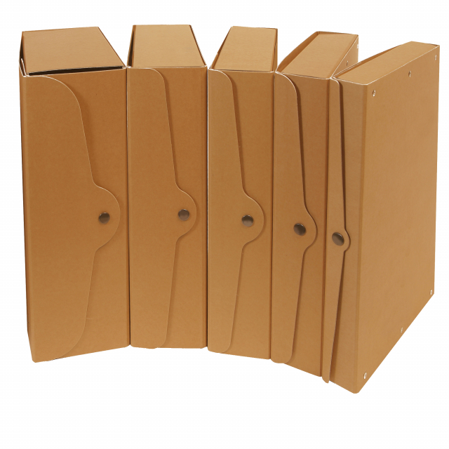Scatola progetto STARLINE in robusto cartone ecologico riciclatodi colore avana da 1,3mm. Chiusura interna ed esterna con bottoni a pressione. Completa di etchetta adesiva per la personalizzazione del contenuto. Formato utile 25x35cm.

Caratteristiche di 
