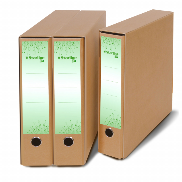 Registratori Eco Starline realizzati in robusto cartone da 1,8mm color avana certificato FSC. Anello d'estrazione in acciaio nichelato applicato sul dorso. Meccanismo a leva con pressino in acciaio nichelato. Ampia etichetta adesiva scrivibile presente al