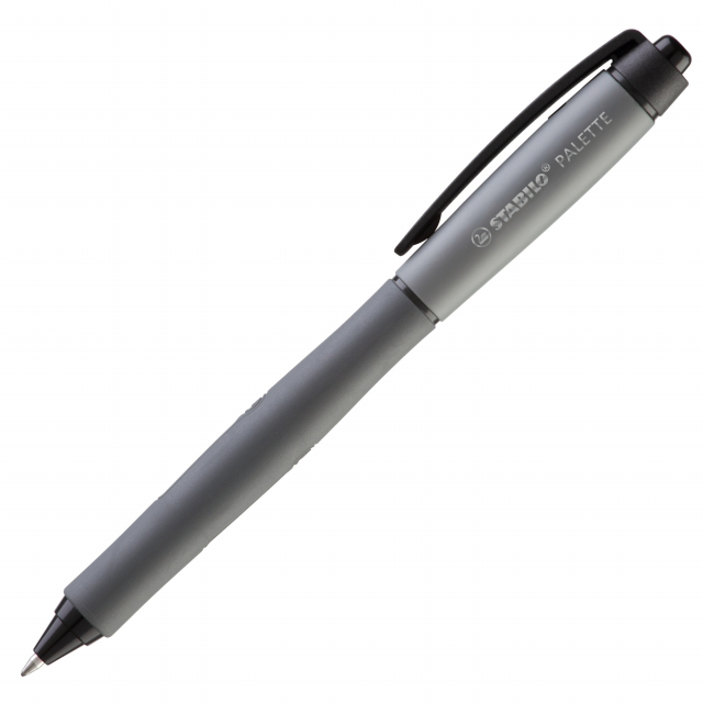 Penna roller a scatto ricaricabile. Design moderno, impugnatura extra-large in gomma anti-scivolo per una scrittura rilassata. Inchiostro gel super-scorrevole per una scrittura fluida. La finestra sul fusto permette di monitorare il livello d'inchiostro.