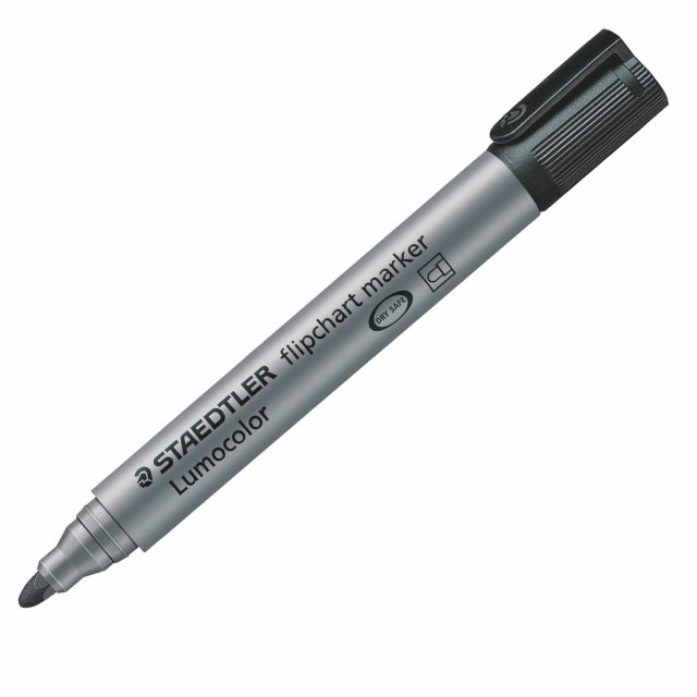 Marcatore con inchiostro a base d’acqua con punta sintetica per lavagne a fogli mobili. Non passa la carta. Inchiostro Dry Safe: non secca se lasciato senza cappuccio. Con clip. Punta tonda da 2mm. Colore: nero.