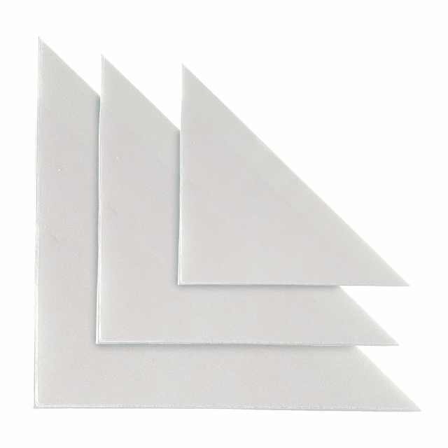 Tasche autoadesive realizzate in PVC utili da applicare all'interno di cartelle, raccoglitori ecc.. Formato utile 10x10cm triangolare.