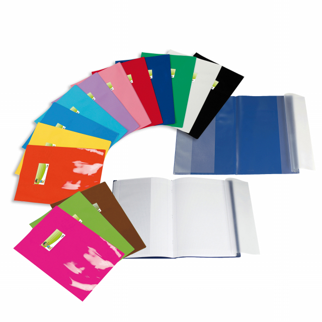 Copri maxi in morbido PVC laccato e colorato. Dotati di due tasche laterali salva-angoli per l'inserimento del quadernone e di due alette trasparenti utili come segna pagina. Finestrino trasparente saldato con etichetta inserita.