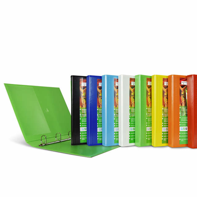 Raccoglitori personalizzabili in Stratopan (cartone interamente rivestito in PP) con meccanismi a 4 anelli a D. Dotati di tasche trasparenti sul 1° quadrante e sul dorso. Tasca interna. Inserimento facilitato della personalizzazione del dorso.