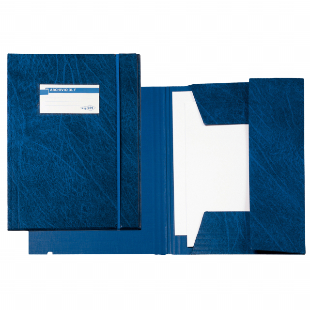 Cartellette in Colpan® (cartone rivestito in PVC) chiusura a tre lembi con elastico. Dotate di porta cartellino con etichetta intercambiabile. I dettagli in tinta evidenziano eleganza e raffinatezza. Possono contenere qualsiasi tipo di documento fino ad u