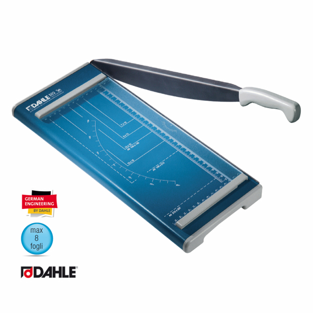 Taglierina Hobby 502 a leva con piano in metallo prestampato con formati DIN. 2 squadre laterali in cm. Lama in acciaio e pressino manuale. Piano 42x17,5cm. Luce di taglio 320mm. Capacità di taglio 8fogli (0.8mm).