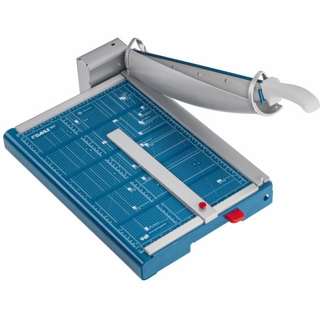 Taglierina a leva per formati A3. Luce di taglio 460mm (A3). Capacità di taglio 35fogli (3.5mm). Dimensione piano: 510x348cm. Pressino automatico bloccabile. Marginatore posteriore con guida di scorrimento. piano prestampato. Squadre laterali graduate. Pi