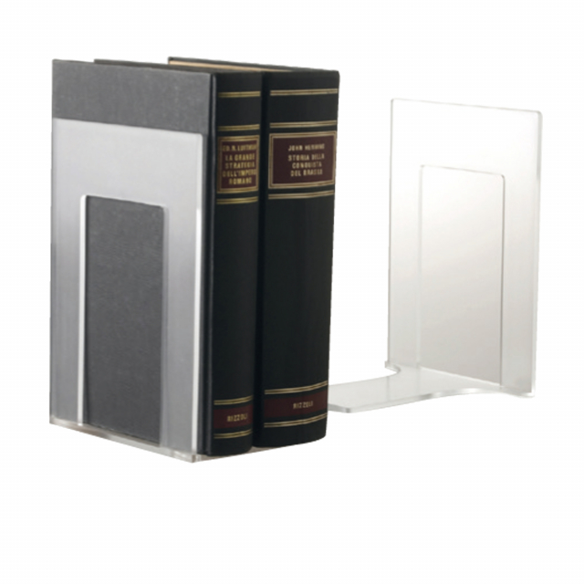 Coppia di reggilibro della linea MyAcrilic dal moderno design. Realizzati in materiale acrilico altamente trasparente per una perfetta visibilità del contenuto. Ideali complementi d'arredo per una scrivania elegante. Dimensioni 14x9x13,5cm.