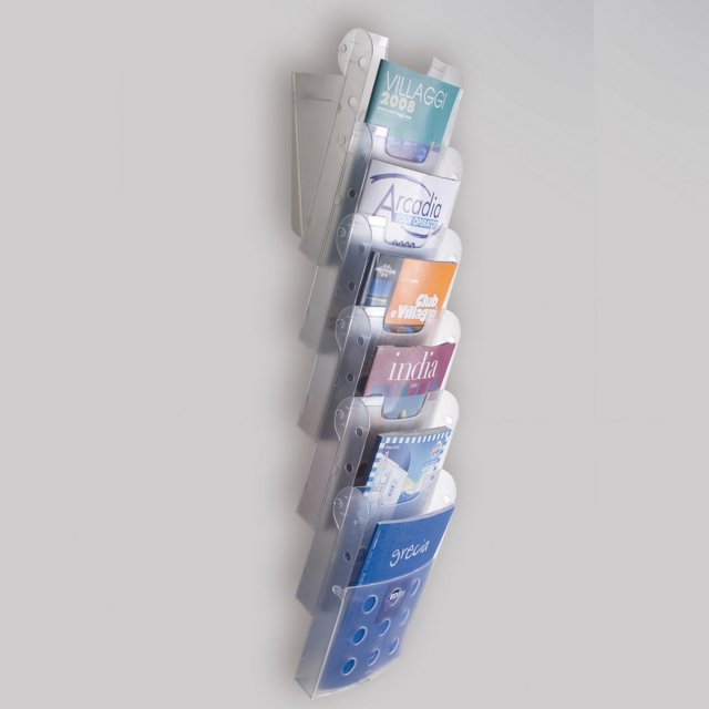 Set 6 vaschette portadepliat trasparenti da parete, comprensive di supporto e frontalino. Dimensioni: 24x15x95cm.
