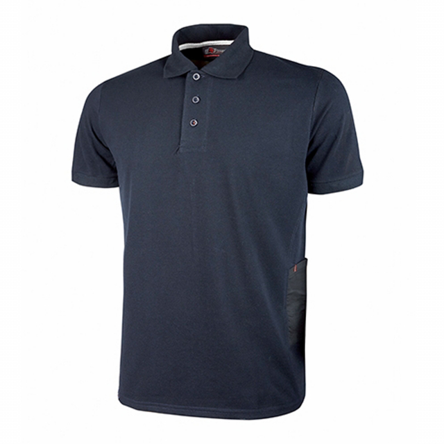Polo, manica corta, in piquet di polycotone. Slim fit. Collo e bordo manica a costine elasticizzate. Collo chiuso da tre bottoni in tono. Fettuccia para- sudore bianca. Tasca porta cellulare sul fianco sinistro con travetta rossa. Nastro rosso/reflex su c