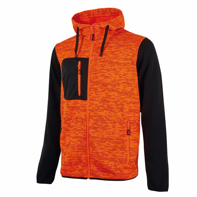 Felpa full-zip con interno in morbido pile. Colletto alto. Chiusura centrale con zip. Polsi e fondo in tessuto elasticizzato. Cappuccio fisso regolabile. Due tasche frontali e una tasca sul petto chiuse con zip. Logo U-Power “testa di leone” tono su tono 