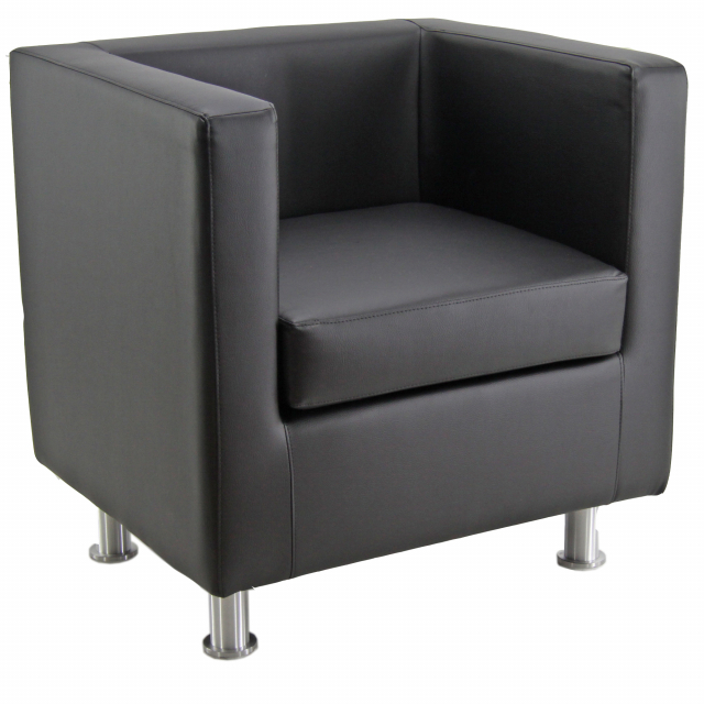 Poltrona in similpelle. Struttura in legno imbottita con schiuma poliuretanica. Dimensioni: 72x61xh73cm