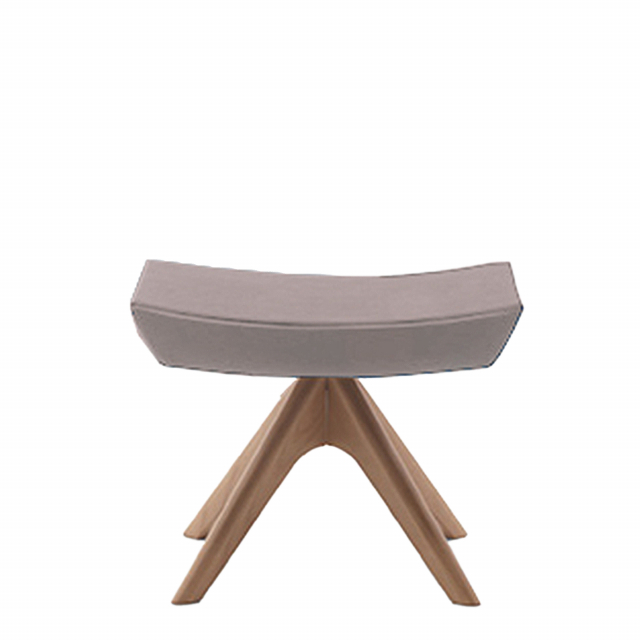 Sgabello poggiapiedi su su basamento girevole in legno di frassino verniciato. Rivestimento in tessuto "PLUS - Eco Leather" idrorepellente, facile da pulire, senza flatati e flame retardant. Alt.tot.: 43cm; Prof.tot.: 48cm; Larg.tot.: 58cm. Abbinabile con