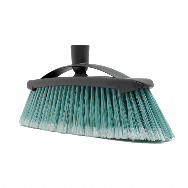 La prima scopa totalmente ecologica, composta al 100% da materiali riciclati. La scopa natural 2 in 1 Þ composta da 2 tipologie di fibre: fibre chiuse che rimuovono e trattengono efficacemente anche peli e capelli e fibre aperte che raccolgono lo sporco e