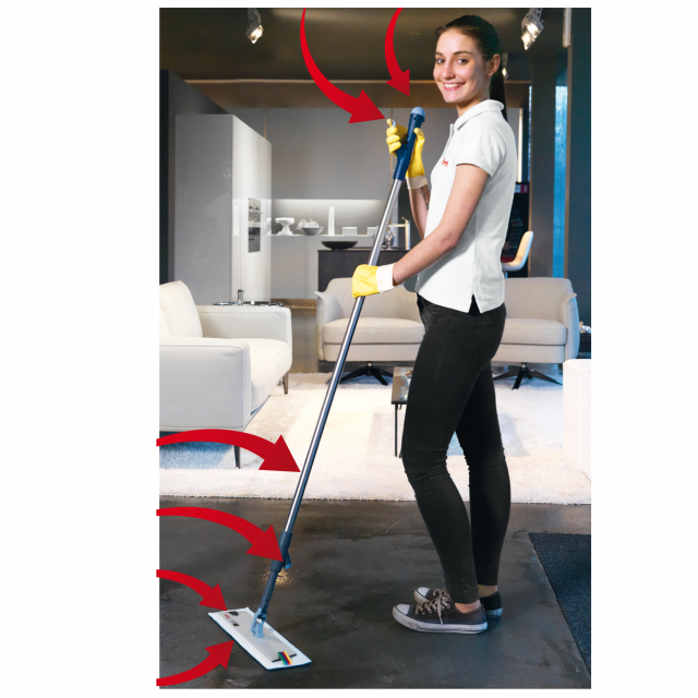 Il kit è composto da un manico in acciaio inox che permette di spruzzare acqua e/o soluzione detergente direttamente sul pavimento, un pratico telaio in alluminio e due mop in microfibra che assicurano grande scorrevolezza e ottime performance. Il kit è c