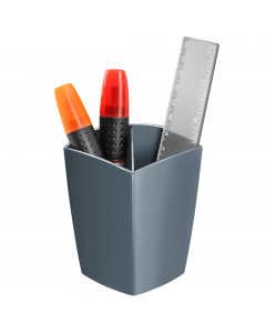 Portapenne dal design contemporaneo. Adatto per l'ufficio e per la casa. I suoi due scomparti permettono di separare gli oggetti mantenendoli ben disposti verticalmente. Eccellente stabilità. Capacità: 32 penne. Dimensioni: 74 x 74 H 95 mm. Realizzato al 