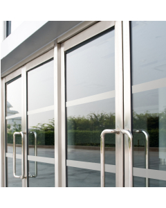 Striscia di sicurezza smerigliata che migliora la visibilità delle superfici vetrate in esercizi o uffici pubblici. L'aspetto opaco traslucido crea un facile contrasto con l'ambiente. Istallazione a secco obbligatoria. Istallazione rapida, facile e senza 