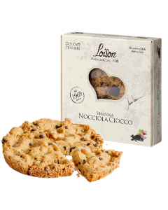 Dolce friabile a base di burro arricchito con gocce di cioccolato e Nocciole Piemonte IGPP.   Ingredienti: Farina di mais "marano" (16%), Burro (latte), Farina di grano tipo "00", Granella di nocciole Piemonte IGP (14%), Gocce di cioccolato fondente (10%)