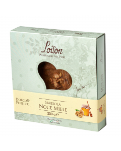 Dolce friabile a base di burro noci e miele. Ingredienti: Farina di mais "marano" (19%), Burro (latte), Farina di grano tipo "00", Noci italiane (14%), Zucchero, Uova fresche, Miele italiano (2%), Farina di noci (2%), sale. CONTIENE: GRANO, UOVA, DERIVATI