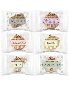 Scatola in cartone avana contenente 200 pezzi di biscotti misti monoporzione in 6 gusti alla Frutta e Meditazione: Liquirizia, Camomilla, Amarena Cannella, Pera, Limone e Albicocca. Preparati con burro fresco selezionato, liquirizia calabra, camomilla rom