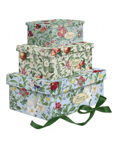 Set scatole regalo in robusto cartone in 3 formati diversi, incluso nastro decorativo. Dimensioni: 20x14,5x8,5cm, 23x16,5x10cm e 26x18,5x12cm.