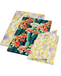 Cartellina a 3 lembi con elastico linea Pigna Nature Flowers. Struttura in cartone rivestito con carta uso mano stampata a motivi floreali. Dimensioni: 26x34,5cm.
