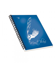Blocco spiralato sul lato lungo con fori e microperforazione. Copertina patinata opaca soft touch con serigrafia lucida. Doppio risguardo da 100 gr. Confezione da 5 blocchi in 2 colori assortiti (nero/blu).