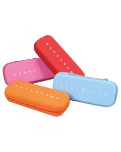 Astuccio rettangolare in silicone. Dotato di zip colorato, scompartimento porta oggetti e retro lunguetta portapenne con alloggio. In 4 colori assortiti (azzurro, arancione, corallo e fucsia) Dimensione: 12x20cm.