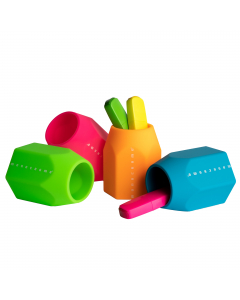 Portapenne da scrivania con logo Monocromo In morbido silicone lavabile.  Base di forma esagonale.  Misure: 9,5x7,5x7 cm. 
Disponibile in 4 colori fluo (arancione, azzurro, rosa, verde). 
In espositore da 12 pezzi.